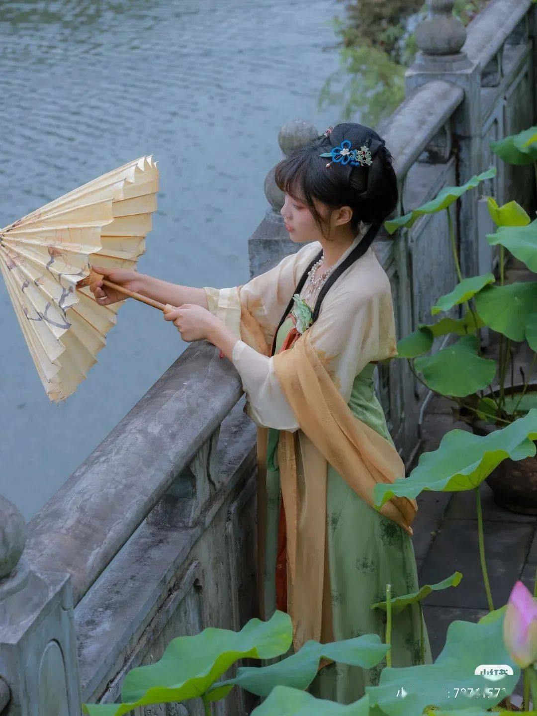 平明送客楚山孤的意思？